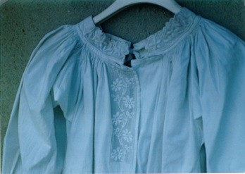 Camicia da donna in pizzo lavorato ad ago appartenuto alla bisnonna di Roberto Maccioni