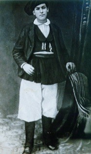 Guspinese in costume tradizionale (foto inizio '900)