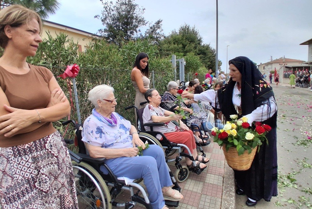 La consegna di rose agli anziani