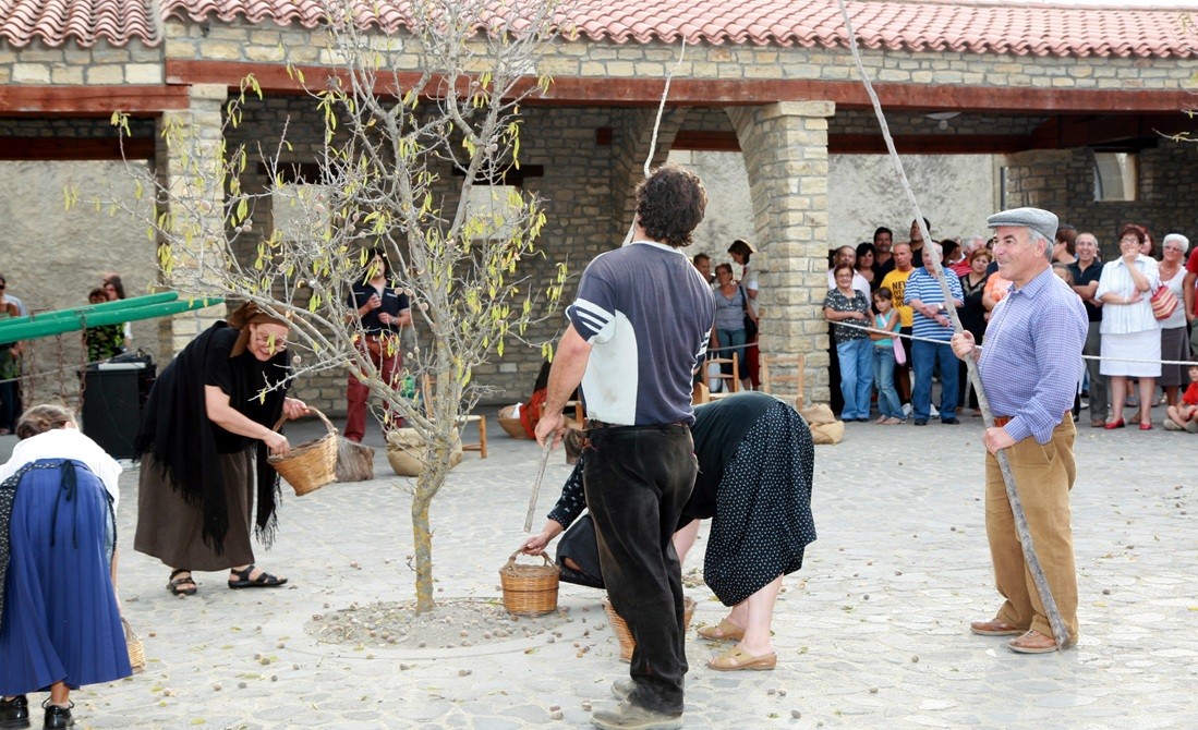 Teatro a Baressa: la mandorla raccontata dalla gente