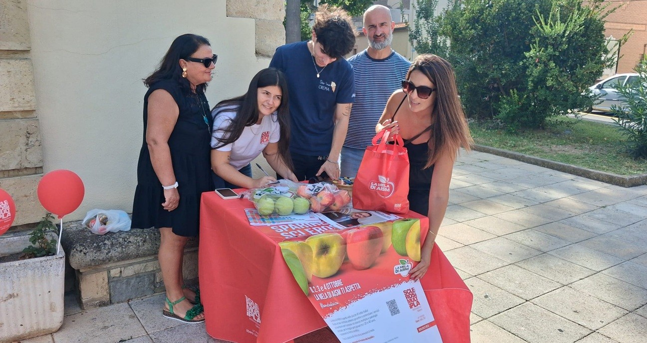Pabillonis, panchetto in piazza con “la Mela di Aism”