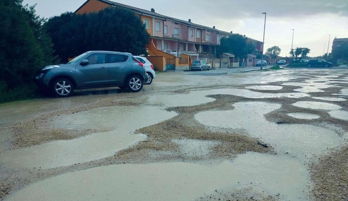 San Gavino, buche nel parcheggio di via Paganini