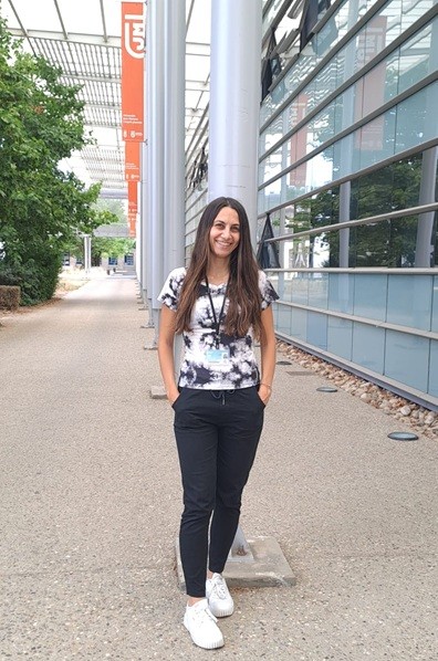 Roberta Farris davanti al suo laboratorio a Parigi