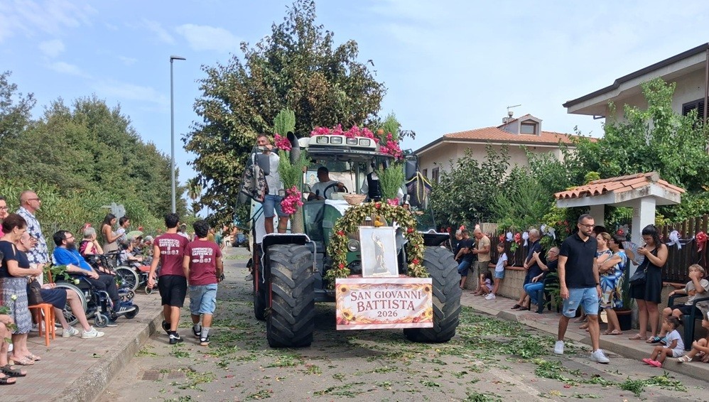 Gli anziani della Casa di riposo assistono alla sfilata de is carrus de s'abiu