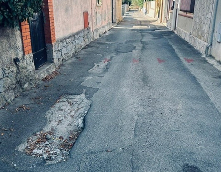 San Gavino Monreale, buche e voragini in via Colombo