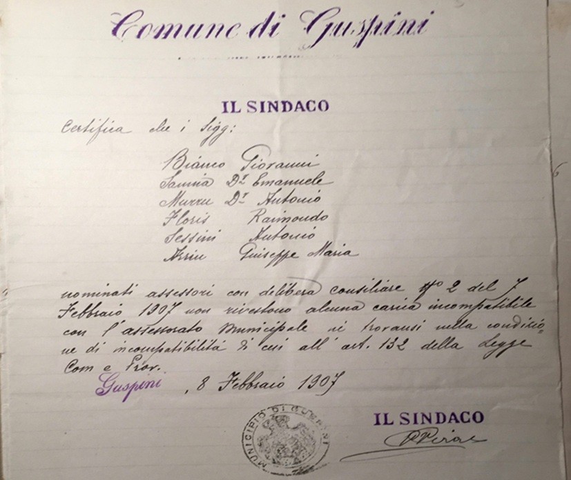 L’8 febbraio 1907, il neoeletto sindaco di Guspini Pio Piras certifica che non vi sono ragioni di incompatibilità per i membri della sua giunta comunale: Giovanni Bianco, Sannia dr Emmanuele, Murru dr Antonio, Floris Raimondo, Sessini Antonio e Arriu Giuseppe Maria (Archivio Comune di Guspini)