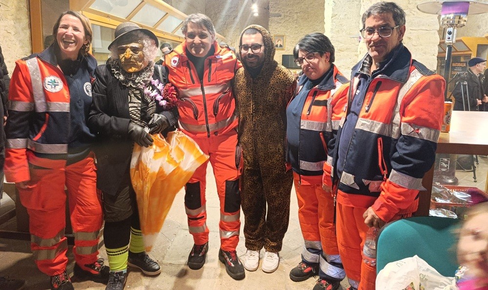 I volontari a Collinas durante il carnevale
