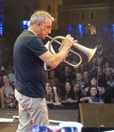 Paolo Fresu sul palco di Piazza del Popolo a Berchidda • foto Paolo Soriani