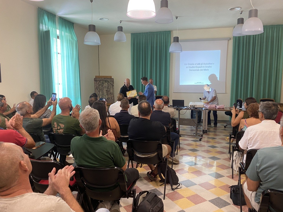 Il sindaco di Arbus Paolo Salis consegna il riconoscimento al prof. Ignazio Floris