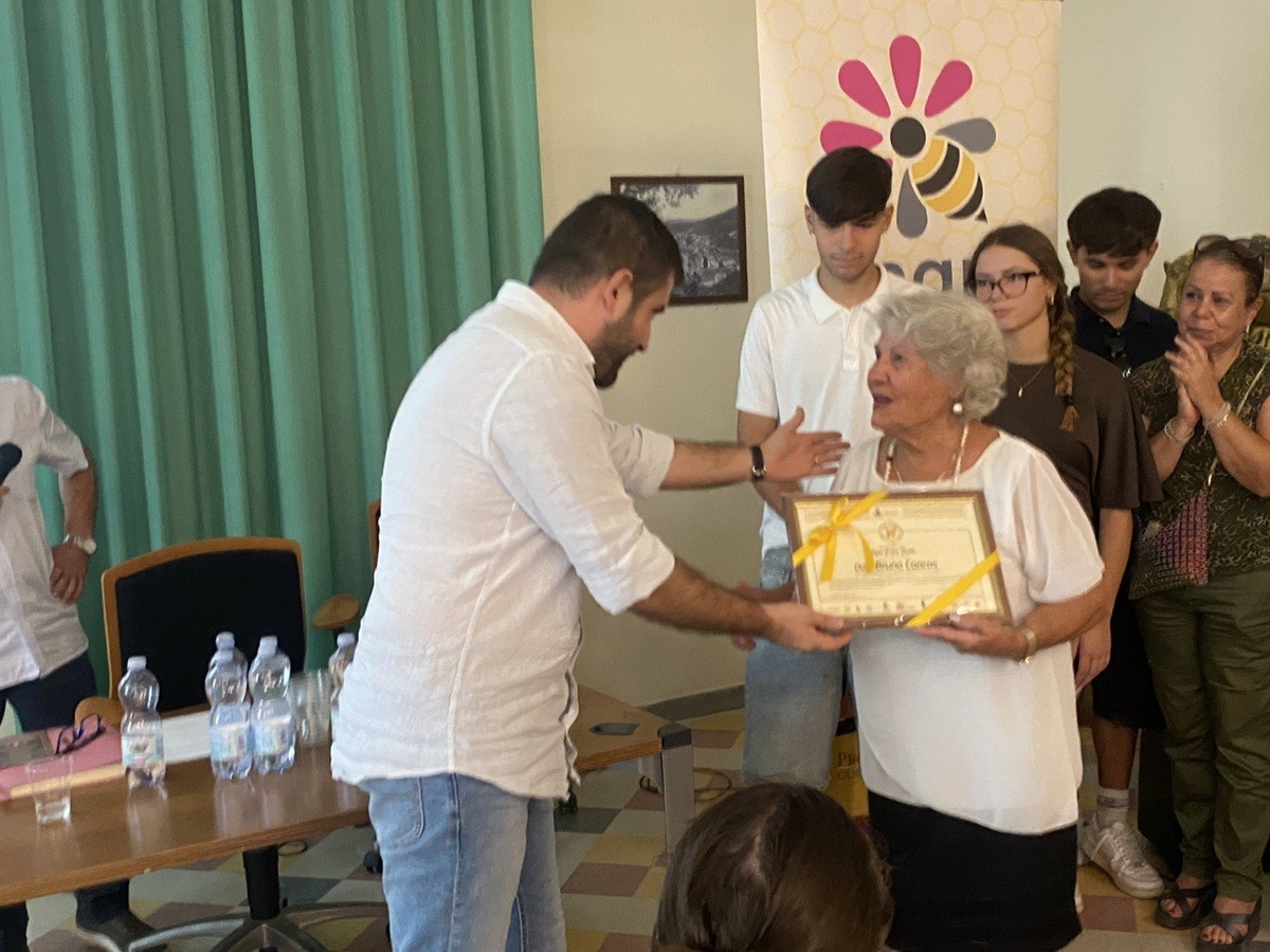 Il sindaco di Guspini Marco Pala consegna il riconoscimento a Iride Peis vedova del dott. Bruno Concas