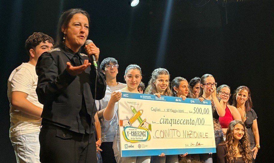 La regista Marta Proietti Orzella e gli attori del Convitto di Cagliari ricevono il premio