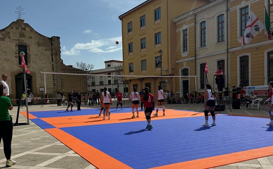 Partita di pallavolo in piazza Marconi