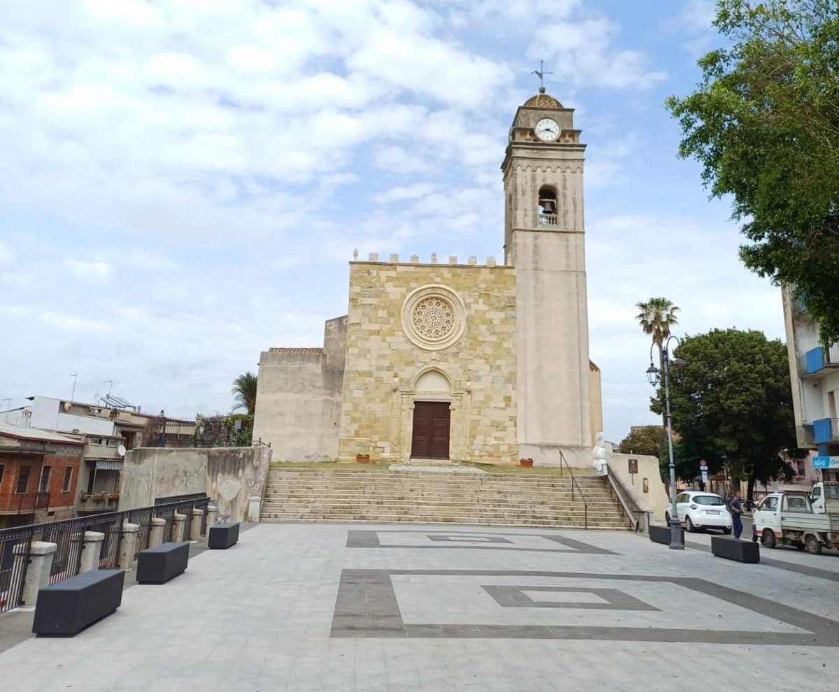 Guspini: nuove panchine nella piazza XX Settembre