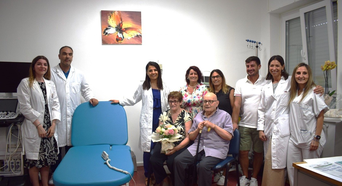 San Gavino: un lettino per la Cardiologia donato per le Nozze d'Oro